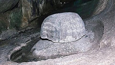ಹಾನಿಗೊಳಗಾಗಿರುವ ಶಿವಲಿಂಗ