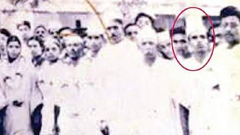 ಈಸೂರಿನ ದೇವಾಲಯದ ಮೇಲೆ 1942 ರಲ್ಲಿ ಧ್ವಜ ಹಾರಿಸಿದ ವೇಳೆ ಗ್ರಾಮಸ್ಥರ ಜೊತೆಯಲ್ಲಿ ಗಂಗಯ್ಯ ಹೆಗಡೆ
