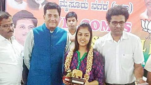 ಯುವತಿಯನ್ನು ಸನ್ಮಾನಿಸಿದ ಪಿಯೂಶ್ ಗೋಯಲ್