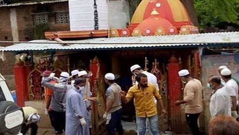 ದೇವಾಲಯವನ್ನು ಸ್ವಚ್ಛಗೊಳಿಸುತ್ತಿರುವ ಮುಸ್ಲಿಂರು