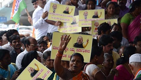 ಡಿಕೆಶಿ ಮನೆ ಹೊರಗೆ ಕಾರ್ಯಕರ್ತರ ಪ್ರತಿಭಟನೆ
