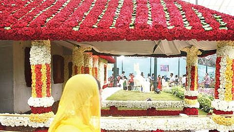 ಕುಪ್ಪಳ್ಳಿಯಲ್ಲಿರುವ ಕುವೆಂಪು ಅವರ ಕವಿಮನೆಯ ಹೂವಿನ ಪ್ರತಿಕೃತಿ
