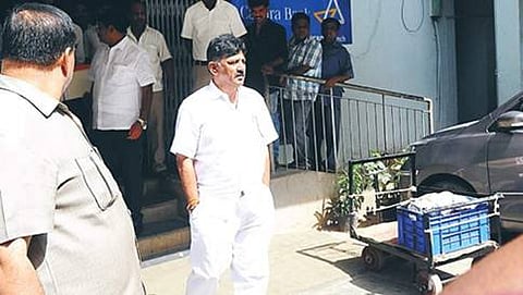 ವಿಚಾರಣೆ ಮುಗಿಸಿ ಆದಾಯ ತೆರಿಗೆ ಇಲಾಖೆಯಿಂದ ಹೊರಬಂದ ಸಚಿವ ಡಿ.ಕೆ.ಶಿವಕುಮಾರ್