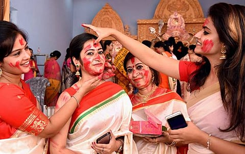 ಸಿಂಧೂರ ಖೇಲ... ವಿಜಯದಶಮಿ ಅಂಗವಾಗಿ ಶನಿವಾರ ಲಖನೌನ ದುರ್ಗಾ ಪೂಜೆ ಪೆಂಡಾಲ್ ನಲ್ಲಿ ಮಹಿಳೆಯರು ಸಿಂಧೂರ ಖೇಲ ಆಚರಿಸಿದ್ದು ಹೀಗೆ.