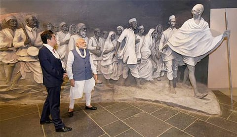 ಎರಡು ದಿನಗಳ ಭಾರತ ಪ್ರವಾಸದಲ್ಲಿರುವ ಜಪಾನ್ ಪ್ರಧಾನಿ ಶಿಂಜೋ ಅಬೆ ಹಾಗೂ ಪ್ರಧಾನಿ ನರೇಂದ್ರ ಮೋದಿ ಅವರು ಗುರುವಾರ ಗುಜರಾತ್ ನ ದಂಡಿ ಕುಟೀರಕ್ಕೆ ಭೇಟಿ ನೀಡಿದರು. ಬಳಿಕ ಗಾಂಧಿನಗರದಲ್ಲಿ ದೇಶದ ಮೊದಲ ಬುಲೆಟ್ ರೈಲು ಯೋಜನೆಗೆ ಚಾಲನೆ ನೀಡಿದರು. ಹೆಚ್ಚಿನ ಚಿತ್ರಗಳು ಮುಂದಿವೆ...