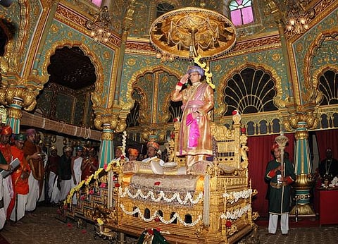 ವಿಶ್ವವಿಖ್ಯಾತ ಮೈಸೂರು ದಸರಾಗೆ ಗುರುವಾರ ಚಾಲನೆ ಸಿಕ್ಕಿದೆ. ರಾಜವಂಶಸ್ಥ ಯದುವೀರ ಕೃಷ್ಣದತ್ತ ಚಾಮರಾಜ ಒಡೆಯರ್ ಅವರು ಚಿನ್ನದ ಸಿಂಹಾಸನ ಏರಿ ಖಾಸಗಿ ದರ್ಬಾರ್ ನಡೆಸಿದರು. ಹೆಚ್ಚಿನ ಚಿತ್ರಗಳು ಮುಂದಿವೆ....