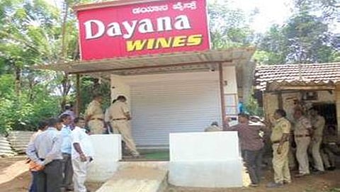ಪ್ರತಿಭಟನೆಗಳ ಬಳಿಕ ಮದ್ಯದಂಗಡಿಗೆ ಬೀಗ ಜಡಿಯುತ್ತಿರುವ ಅಬಕಾರಿ ಅಧಿಕಾರಿಗಳು