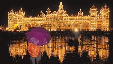 ಮೊನ್ನೆ ಭಾನುವಾರ ರಾತ್ರಿ ಸುರಿದ ಧಾರಾಕಾರ ಮಳೆಗೆ ಮೈಸೂರಿನ ಅರಮನೆ ದೀಪಾಲಂಕಾರದಿಂದ ಝಗಮಗಿಸಿತು.