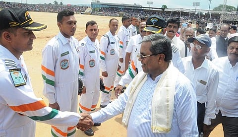 ದಸರಾ ಉತ್ಸವದ ಅಂಗವಾಗಿ ಮೈಸೂರಿನಲ್ಲಿ ಆಯೋಜಿಸಿದ್ದ ಏರ್ ಶೋಗೆ ಮುಖ್ಯಮಂತ್ರಿ ಚಾಲನೆ ನೀಡಿದರು.