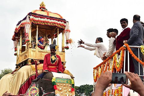 ವಿಶ್ವ ವಿಖ್ಯಾತ ಮೈಸೂರು ದಸರಾದ ಕೇಂದ್ರಬಿಂದು ಜಂಬೂ ಸವಾರಿಗೆ ಮುಖ್ಯಮಂತ್ರಿ ಸಿದ್ದರಾಮಯ್ಯ ಅವರು ಶನಿವಾರ ಚಾಲನೆ ನೀಡಿದರು. ಅಂಬಾರಿ ಹೊತ್ತ ಅರ್ಜುನನ ರಾಜ ಗಾಂಭೀರ್ಯ ನಡೆ. ಹಲವು ಕಲಾ ತಂಡಗಳಿಂದ ವಿಶೇಷ ವೇಷಾಭೂಷಣ, ನೃತ್ಯ ಪ್ರಕಾರ. ಸ್ಥಬ್ಧ ಚಿತ್ರಗಳು ಅನಾವರಣ ಈ ಬಾರಿ ಜಂಬೂ ಸವಾರಿ ಮೆರವಣಿಗೆಯ ಪ್ರಮುಖ ಆಕರ್ಷಣೆ