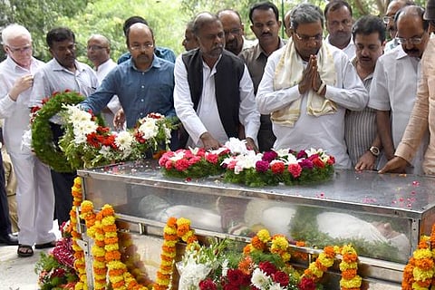 ಬೆಂಗಳೂರಿನ ಸಂಸ ಬಯಲು ರಂಗ ಮಂದಿರದಲ್ಲಿ ಮುಖ್ಯಮಂತ್ರಿ ಸಿದ್ದರಾಮಯ್ಯ ಸೇರಿದಂತೆ ಹಲವು ಗಣ್ಯರು ಹಾಗೂ ಸಾವಿರಾರು ಸಾರ್ವಜನಿಕರು ಮಂಗಳವಾರ ದುಷ್ಕರ್ಮಿಗಳಿಂದ ಹತ್ಯೆಯಾದ ಹಿರಿಯ ಪತ್ರಕರ್ತೆ, ಸಾಹಿತಿ ಹಾಗೂ ಹೋರಾಟಗಾರ್ತಿ ಗೌರಿ ಲಂಕೇಶ್ ಅವರ ಅಂತಿಮ ದರ್ಶನ ಪಡೆದರು. ಹೆಚ್ಚಿನ ಚಿತ್ರಗಳು ಮುಂದಿವೆ... (ಚಿತ್ರ-ನ