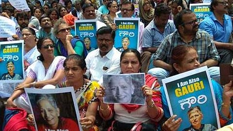 ಗೌರಿ ಲಂಕೇಶ್ಸ ಹತ್ಯೆ ಖಂಡಿಸಿ ಬೆಂಗಳೂರಿನ ಟೌನ್ ಹಾಲ್ ಬಳಿ ಪ್ರತಿಭಟನೆ ನಡೆಸುತ್ತಿರುವ ಕಲಾವಿದರು