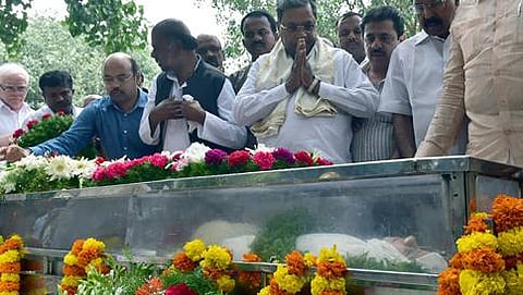 ಗೌರಿ ಲಂಕೇಶ್ ಗೆ ಅಂತಿಮ ನಮನ ಸಲ್ಲಿಸುತ್ತಿರುವ ಸಿಎಂ