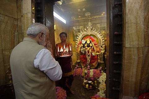 ಮಾಯನ್ಮಾರ್ ಪ್ರವಾಸದಲ್ಲಿರುವ ಪ್ರಧಾನಿ ನರೇಂದ್ರ ಮೋದಿ ಅವರು ಯಾನ್ಗೊನ್ ನಲ್ಲಿರುವ ಕಲಿಬಾರಿ ಮತ್ತು ಆನಂದ ದೇವಸ್ಥಾನಗಳಿಗೆ ಭೇಟಿ ನೀಡಿ ಪೂಜೆ ಸಲ್ಲಿಸಿದರು. 
