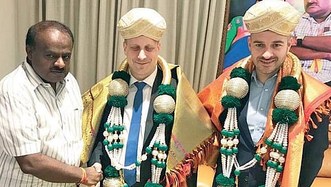 ಬ್ರಿಟಿಷ್ ರಾಯಭಾರಿ ಅಧಿಕಾರಿ ಡಾ. ಅಲೆಕ್ಸಾಂಡರ್ ಇವಾನ್ಸ್, ಡೊಮಿನಿಕ್ ಮೆಕ್ಅಲಿಸ್ಟರ್ ಮತ್ತು ಅಲೆಕ್ಸ್ ಕ್ಯಾಮರೂನ್ ಅವರೊಂದಿಗೆ ಹೆಚ್.ಡಿ.ಕುಮಾರಸ್ವಾಮಿ