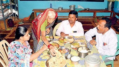ಶಿಕ್ಷಕರಿಗೆ ಆಹಾರ ಒದಗಿಸುತ್ತಿರುವ ಸವಮ್ಮ ಈರಪ್ಪ ಹೊಂಗಲ್