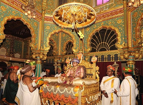 ಹತ್ತು ದಿನಗಳ ಮೈಸೂರು ದಸರೆಗೆ ಬುಧವಾರ ಚಾಲನೆ ಸಿಕ್ಕಿದೆ. ಖಾಸಗಿ ದರ್ಬಾರ್ ಆರಂಭವಾಗಿದೆ. ರಾಜವಂಶಸ್ಥ ಯದುವೀರ ಕೃಷ್ಣದತ್ತ ಚಾಮರಾಜ ಒಡೆಯರ್ ಅವರು ಚಿನ್ನದ ಸಿಂಹಾಸನ ಏರುವ ಮೂಲಕ ಖಾಸಗಿ ದರ್ಬಾರ್ ನಡೆಸಿದರು. ಹೆಚ್ಚಿನ ಚಿತ್ರಗಳು ಮುಂದಿವೆ. (TNIE Photos by Udayshankar.S)