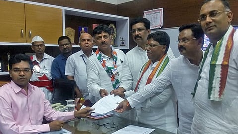 ನಾಮಪತ್ರ ಸಲ್ಲಿಸುತ್ತಿರುವ ಉಗ್ರಪ್ಪ