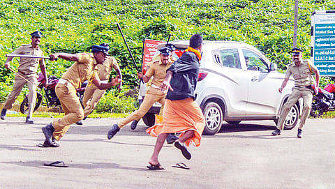 ಪ್ರತಿಭಟನಾ ನಿರತರ ಚದುರಿಸಿದ ಪೊಲೀಸರು