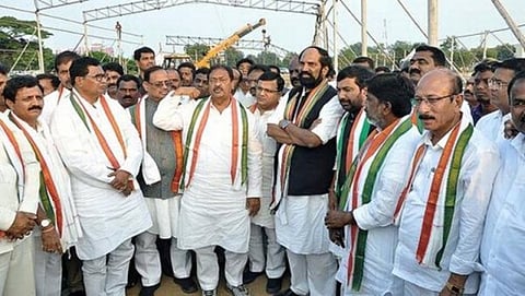ತೆಲಂಗಾಣದಲ್ಲಿ ಟಿಆರ್ ಎಸ್ ಗೆ ಭಾರಿ ಹಿನ್ನಡೆ: ಕಾಂಗ್ರೆಸ್ ಸೇರಿದ ಇಬ್ಬರು ಪ್ರಮುಖ ನಾಯಕರು!