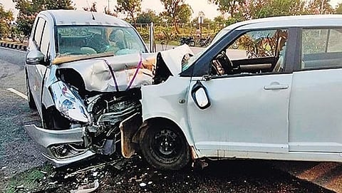 ಸಿರಾ ಬೈಪಾಸ್ ಬಳಿ ಅಪಘಾತಕ್ಕೀಡಾದ ಕಾರು