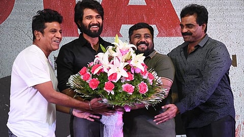 ತಮ್ಮ ನೋಟಾ ಚಿತ್ರದ ಪ್ರಚಾರಕ್ಕೆ ಆಗಮಿಸಿದ್ದ ನಟ ವಿಜಯ್ ದೇವರಕೊಂಡ ಅವರನ್ನು ನಟ ಶಿವರಾಜ್ ಕುಮಾರ್, ರಾಕ್ ಲೈನ್ ವೆಂಕಟೇಶ್ ಸ್ವಾಗತಿಸಿದರು.