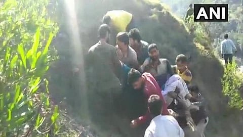 ಜಮ್ಮು-ಕಾಶ್ಮೀರ: ಕಂದಕಕ್ಕೆ ಉರುಳಿಬಿದ್ದ ಬಸ್- 15 ಸಾವು, 19 ಮಂದಿಗೆ ಗಾಯ