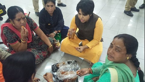 ವಿಮಾನ ನಿಲ್ದಾಣದಲ್ಲಿ ಉಪಾಹಾರ ಸೇವಿಸುತ್ತಿರುವ ತಪ್ತಿ ದೇಸಾಯಿ ಮತ್ತು ತಂಡ