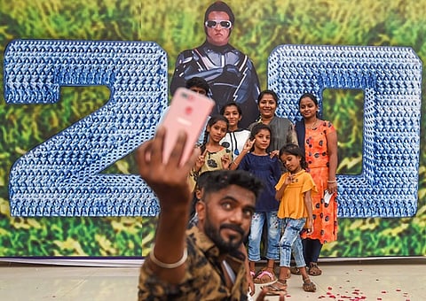ಸೆಲ್ಫಿ ವಿತ್ 2.0.... ಮುಂಬೈನಲ್ಲಿ ಗುರುವಾರ ತೆರೆಕಂಡ ತಮಿಳು ಸೂಪರ್ ಸ್ಟಾರ್ ರಜನಿಕಾಂತ್ ಅಭಿನಯದ 2.0 ಚಿತ್ರದ ಪೋಸ್ಟರ್ ನೊಂದಿಗೆ ಅಭಿಮಾನಿಗಳ ಸೆಲ್ಫಿ.
