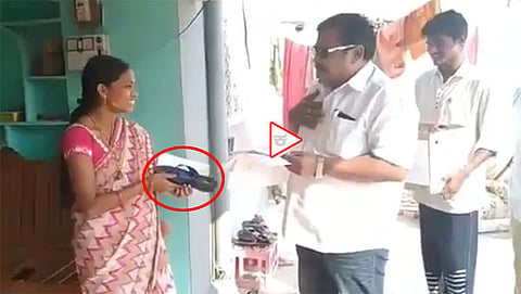 ಮತದಾರರ ಬಳಿ ಮನವಿ ಮಾಡುತ್ತಿರುವ ಅಕುಲ ಹನುಮಂತ