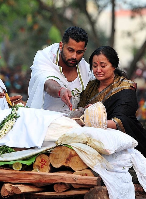 ಹಿರಿಯ ನಟ, ಮಾಜಿ ಕೇಂದ್ರ ಹಾಗೂ ರಾಜ್ಯ ಸಚಿವ ಅಂಬರೀಷ್ ಅವರ ಅಂತ್ಯಕ್ರಿಯೆಯನ್ನು ಸಕಲ ಸರ್ಕಾರಿ ಗೌರವದೊಂದಿಗೆ ಸೋಮವಾರ ಕಂಠೀರವ ಸ್ಟುಡಿಯೋದಲ್ಲಿ ನೆರವೇರಿಸಲಾಯಿತು. ಚಿತ್ರರಂಗದ ಗಣ್ಯರು, ರಾಜಕೀಯ ನಾಯಕರು ಹಾಗೂ ಸಾವಿರಾರು ಅಭಿಮಾನಿಗಳು ಅಂಬಿಗೆ ಕಣ್ಣೀರ ವಿದಾಯ ಹೇಳಿದರು.</di