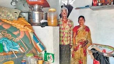 ಸರ್ಕಾರದ ಪರಿಹಾರದ ನಿರೀಕ್ಷೆ; ವರ್ಷಗಳಿಂದ ಶೌಚಾಲಯದಲ್ಲೇ ಬದುಕು ಸವೆಸುತ್ತಿರುವ ಹಿರಿಯ ದಂಪತಿ!