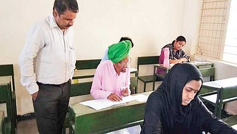 ಪರೀಕ್ಷೆ ಬರೆಯುತ್ತಿರುವ 76 ವರ್ಷದ ಅಜ್ಜ