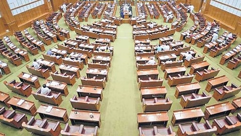 ಚಳಿಗಾಲ ಅಧಿವೇಶನ: ಖಾಲಿ ಹೊಡೆಯುತ್ತಿದ್ದ ಕುರ್ಚಿಗಳು, ಸರ್ಕಾರದ ವಿರುದ್ಧ ಬಿಜೆಪಿ ತರಾಟೆ