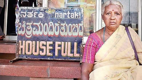 ಊರು ಬಿಟ್ಟು ಊರಿಗೆ ಬಂದು ಯಶ್ ನಟನೆಯ ಕೆಜಿಎಫ್ ಚಿತ್ರ ವೀಕ್ಷಿಸಿದ 76ರ ವೃದ್ಧೆ