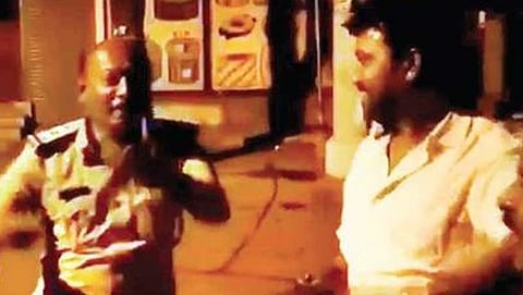 ರೌಡಿ ಜೊತೆ ಪಿಎಸ್ಐ ಟಪ್ಪಾನ್'ಗುಚ್ಚಿ ಡ್ಯಾನ್ಸ್: ವಿಡಿಯೋ ವೈರಲ್