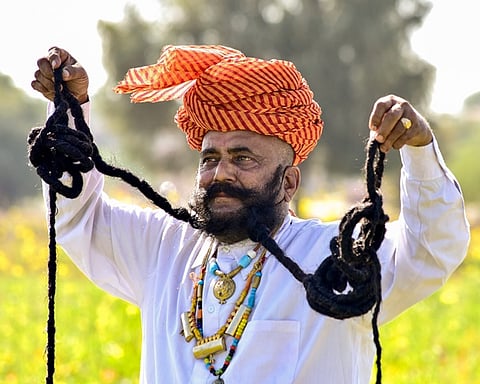 26 ಅಡಿ ಉದ್ದದ ಮೀಸೆ ಮಾವ...... ಬಿಕಾನೆರದಲ್ಲಿ ವಿಶ್ವದಲ್ಲಿಯೇ ಅತಿ ಉದ್ದ(26 ಅಡಿ)ದ ಮೀಸೆ ಹೊಂದಿರುವ ಗಿರಿಧರ್ ವ್ಯಾಸ್ ಅವರು ಶನಿವಾರ ಪೋಸ್ ಕೊಟ್ಟಿದ್ದು ಹೀಗೆ.