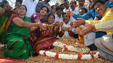 ಕಡಲೆಕಾಯಿ ರಾಶಿಗೆ ಹೂವಿನ ಹಾರ ಇಟ್ಟು ಪೂಜೆ ಸಲ್ಲಿಸಿದ ಶಾಸಕ ರವಿ ಸುಬ್ರಹ್ಮಣ್ಯ, ಮೇಯರ್ ಗಂಗಾಂಬಿಕಾ ಹಾಗೂ ಇತರರು