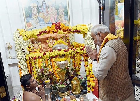 ಒಮಾನ್ ಗೆ ಭೇಟಿ ನೀಡಿರುವ ಪ್ರಧಾನಿ ನರೇಂದ್ರಮೋದಿ ಇಂದು ಮಸ್ಕತ್ ನಲ್ಲಿನ 300 ವರ್ಷಗಳಷ್ಟು ಹಳೆಯದಾದ ಶಿವ ದೇವಾಲಯ ಹಾಗೂ ಅಲ್ಲಿಯೇ ಇರುವ ಸುಲ್ತಾನ್ ಖಬೂಸ್ ಮಸೀದಿಗೆ ಭೇಟಿ ನೀಡಿದ್ದರು. 
