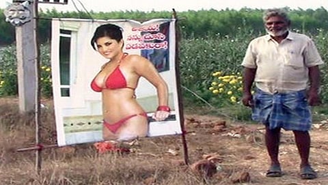 ಕೆಟ್ಟ ದೃಷ್ಟಿಯಿಂದ ಬೆಳೆಯನ್ನು ರಕ್ಷಿಸಲು ಗದ್ದೆಯಲ್ಲಿ  ಸನ್ನಿ ಲಿಯೋನ್ ಚಿತ್ರ  - ಚಿತ್ರ ಕೃಪೆ: ಹಿಂದುಸ್ಥಾನ್ ಟೈಮ್ಸ್
