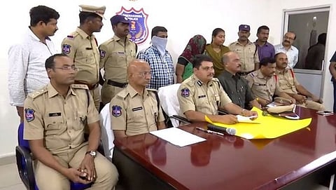 ಹೈದರಾಬಾದ್: ಹೆತ್ತ ಮಗಳ ಶಿರಚ್ಛೇದನ ಮಾಡಿ ದೇವರಿಗೆ ಬಲಿ ನೀಡಿದ್ದದಂಪತಿ ಬಂಧನ