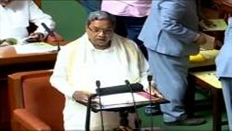 ವಿಧಾನಸಭೆಯಲ್ಲಿ  ಬಜೆಟ್ ಮಂಡಿಸುತ್ತಿರುವ ಮುಖ್ಯಮಂತ್ರಿ ಸಿದ್ದರಾಮಯ್ಯ ಅವರ ಚಿತ್ರ