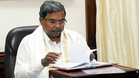 ಬಜೆಟ್ ಭಾಷಣದ ಪ್ರತಿಯನ್ನು ತಮ್ಮ ನಿವಾಸದಲ್ಲಿ ಓದುತ್ತಿರುವ ಮುಖ್ಯಮಂತ್ರಿ ಸಿದ್ದರಾಮಯ್ಯ