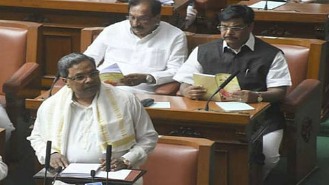 ರಾಜ್ಯ ಬಜೆಟ್ ಆರಂಭ; 2018-19ನೇ ಸಾಲಿನ ಆಯವ್ಯಯಪಟ್ಟಿ ಮಂಡಿಸುತ್ತಿರುವ ಮುಖ್ಯಮಂತ್ರಿ ಸಿದ್ದರಾಮಯ್ಯ
