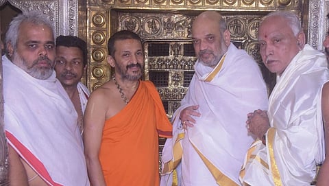 ಇಂದು ಬೆಳಗ್ಗೆ ಉಡುಪಿ ಶ್ರೀ ಕೃಷ್ಣ ಮಠಕ್ಕೆ ಭೇಟಿ ನೀಡಿದ ಬಿಜೆಪಿ ರಾಷ್ಟ್ರಾಧ್ಯಕ್ಷ ಅಮಿತ್ ಶಾ, ಚಿತ್ರದಲ್ಲಿ ಬಿ.ಎಸ್.ಯಡಿಯೂರಪ್ಪ, ಪಾಲಿಮಾರು ಮಠದ ವಿದ್ಯಾದೀಶ ತೀರ್ಥ ಸ್ವಾಮೀಜಿ ಇದ್