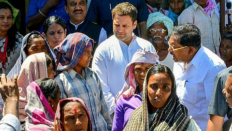 ಹುಬ್ಬಳ್ಳಿಯಲ್ಲಿ ಮಹಿಳಾ ಕಾರ್ಮಿಕರೊಂದಿಗೆ ಮಾತನಾಡಿ ಅವರ ಸಮಸ್ಯೆ ಆಲಿಸಿದ ಕಾಂಗ್ರೆಸ್ ಅಧ್ಯಕ್ಷ ರಾಹುಲ್ ಗಾಂಧಿ