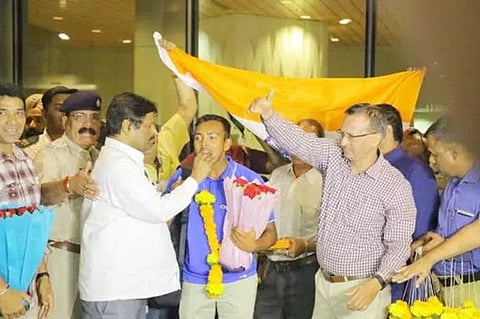 ಐಸಿಸಿ ಅಂಡರ್ 19 ವಿಶ್ವಕಪ್ ಚಾಂಪಿಯನ್ ಭಾರತ ತಂಡ ಸ್ವದೇಶಕ್ಕೆ ಮರಳಿದ್ದು ವಿಶ್ವ ವಿಜೇತ ಯುವ ಪಡೆಗೆ ಮುಂಬೈನಲ್ಲಿ ಅದ್ಧೂರಿ ಸ್ವಾಗತ ನೀಡಲಾಯಿತು.