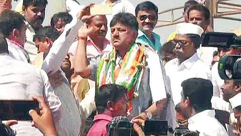 ಸೆಲ್ಫಿ ಕ್ಲಿಕ್ಕಿಸಲು ಯತ್ನಿಸಿದ ಕಾರ್ಯಕರ್ತನ ಮೇಲೆ ಗರಂ ಆದ ಸಚಿವ ಡಿ.ಕೆ.ಶಿವಕುಮಾರ್