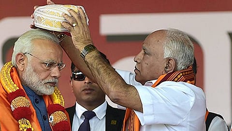 ಪರಿವರ್ತನಾ ರ್ಯಾಲಿಯ ಸಮಾರೋಪ ಸಮಾರಂಭದಲ್ಲಿ ಪ್ರಧಾನಿ ಮೋದಿಯವರನ್ನು ಗೌರವಿಸುತ್ತಿರುವ ಬಿಜೆಪಿ ರಾಜ್ಯಾಧ್ಯಕ್ಷ ಬಿ.ಎಸ್.ಯಡಿಯೂರಪ್ಪ