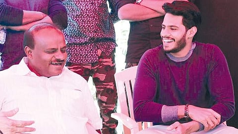 ಪುತ್ರನೊಂದಿಗೆ ಸಂಭಾಷಣೆಯಲ್ಲಿ ಹೆಚ್ ಡಿ ಕುಮಾರಸ್ವಾಮಿ